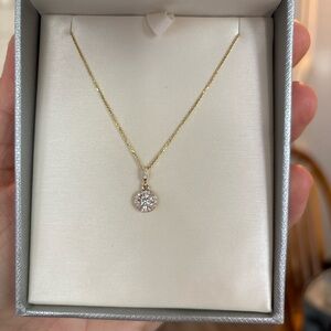 Elegant Gold Pendant Necklace
